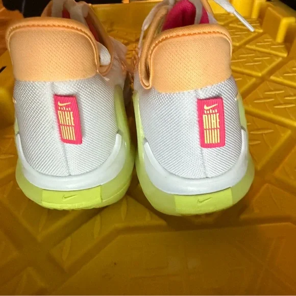 Mens NIKE LEBRON WITNESS VI WHITE/LT LEMON TWIST SIZE MEN'S 7.5 [CZ4052-101] - Picture 4 of 4